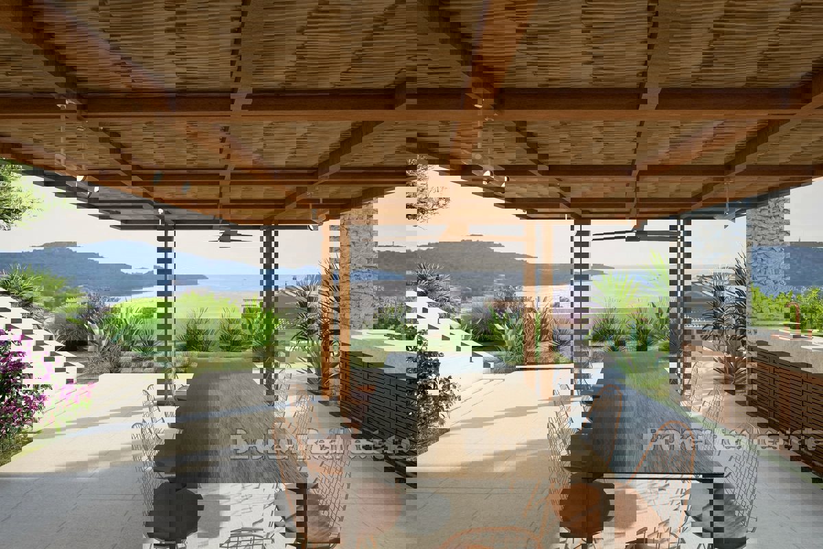 Villa moderna con piscina e vista mare