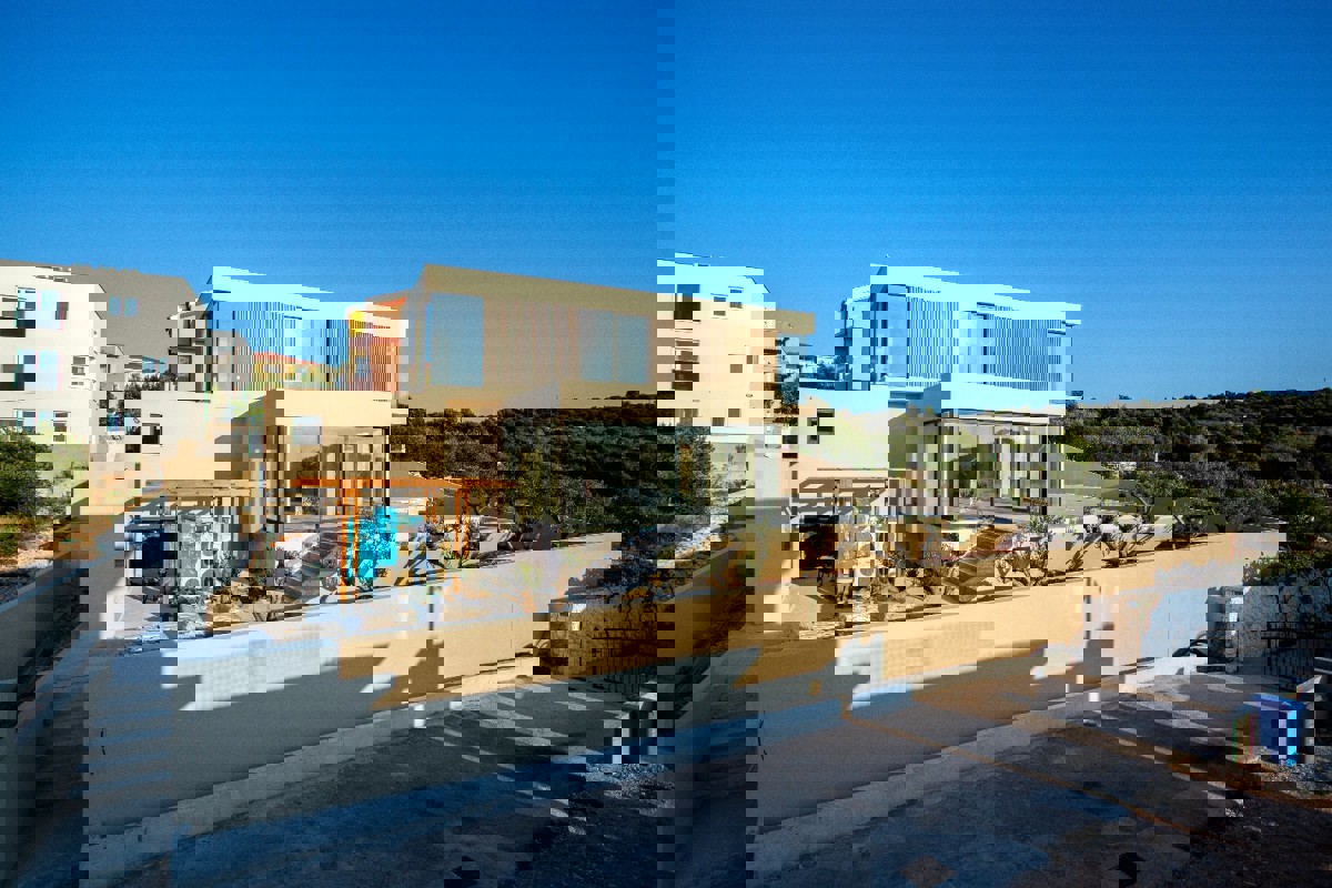 Villa moderna con piscina e vista mare