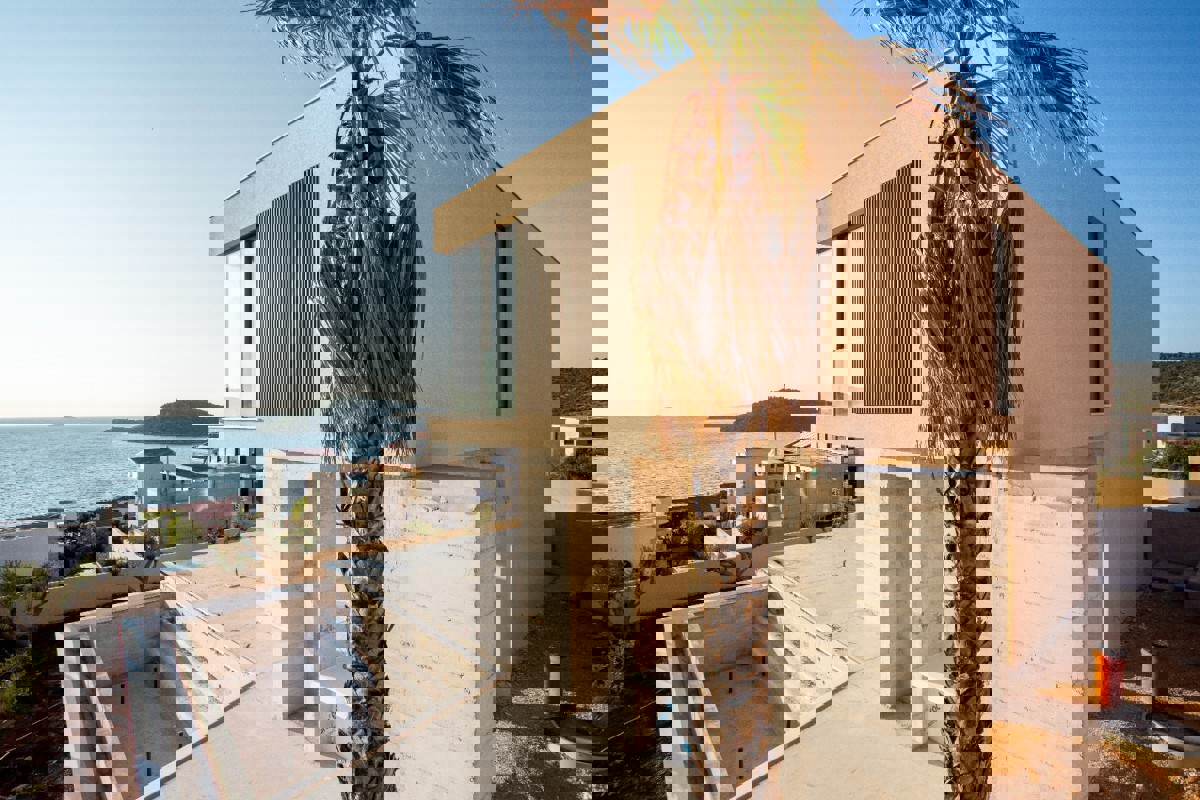 Villa moderna con piscina e vista mare