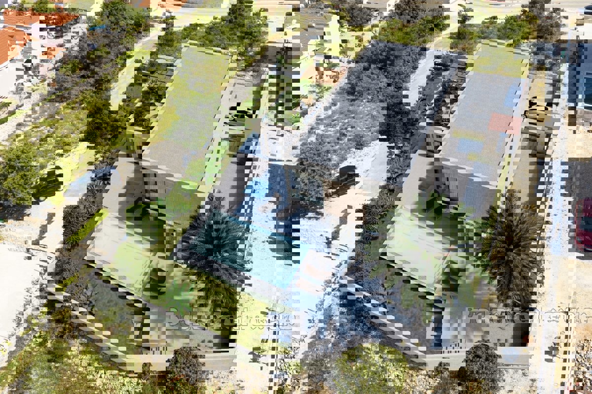 Villa moderna con piscina e vista mare