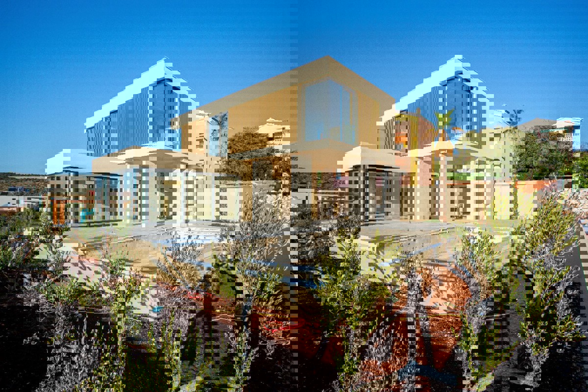 Villa moderna con piscina e vista mare