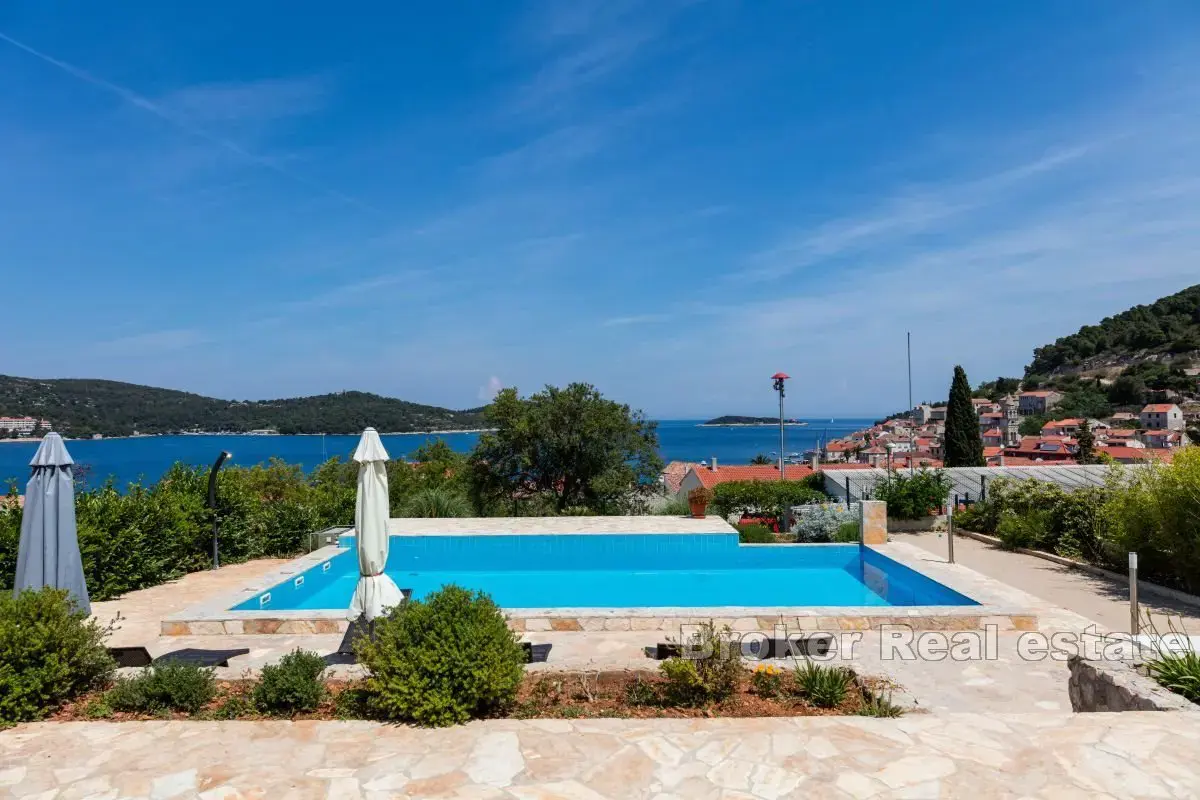 Casa con appartamenti con vista panoramica sul mare