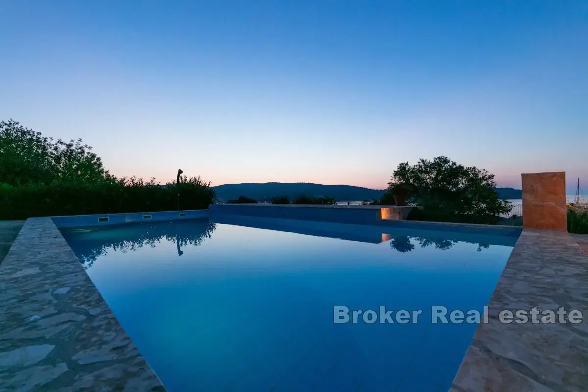 Casa con appartamenti con vista panoramica sul mare