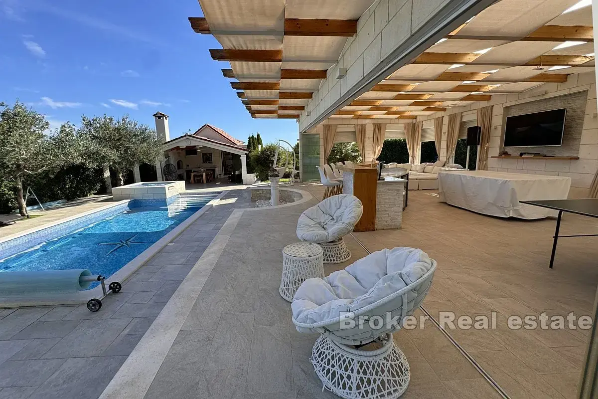 Una bella casa in pietra con un grande giardino e piscina