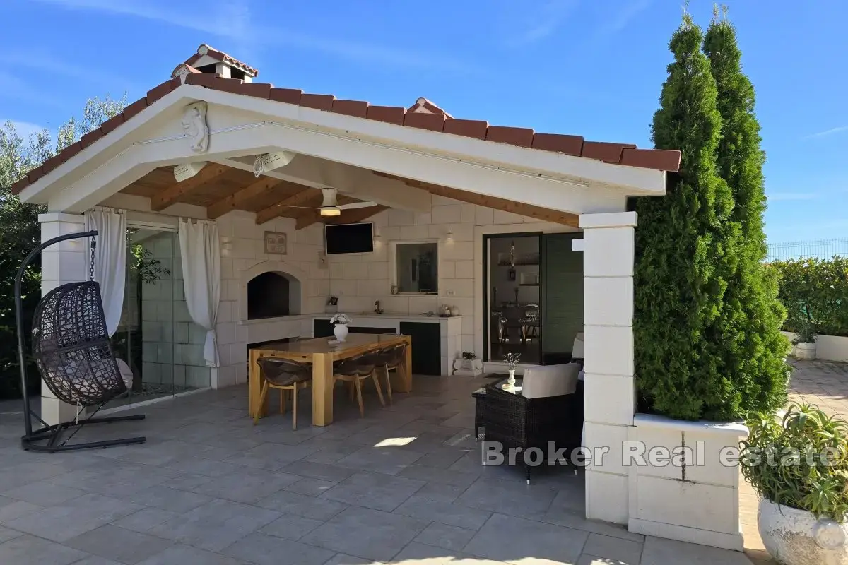 Una bella casa in pietra con un grande giardino e piscina