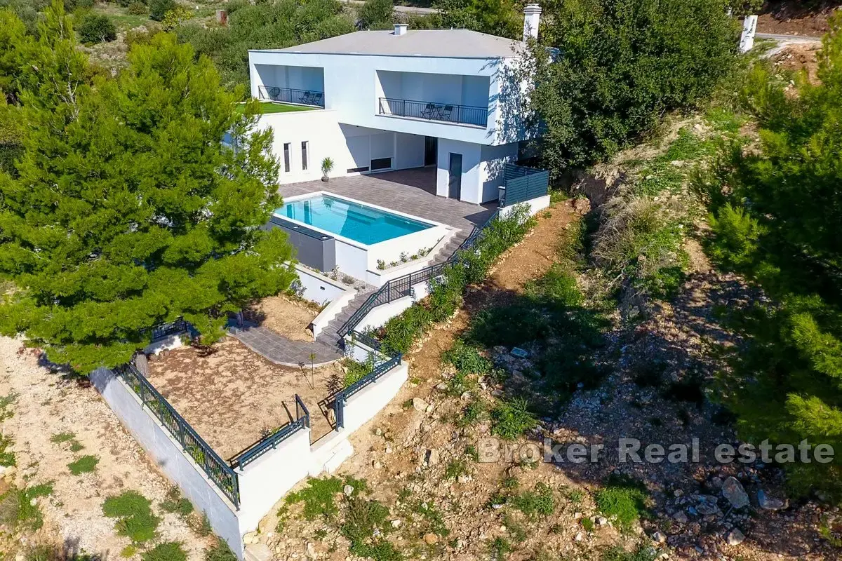 Villa moderna con piscina e vista mare