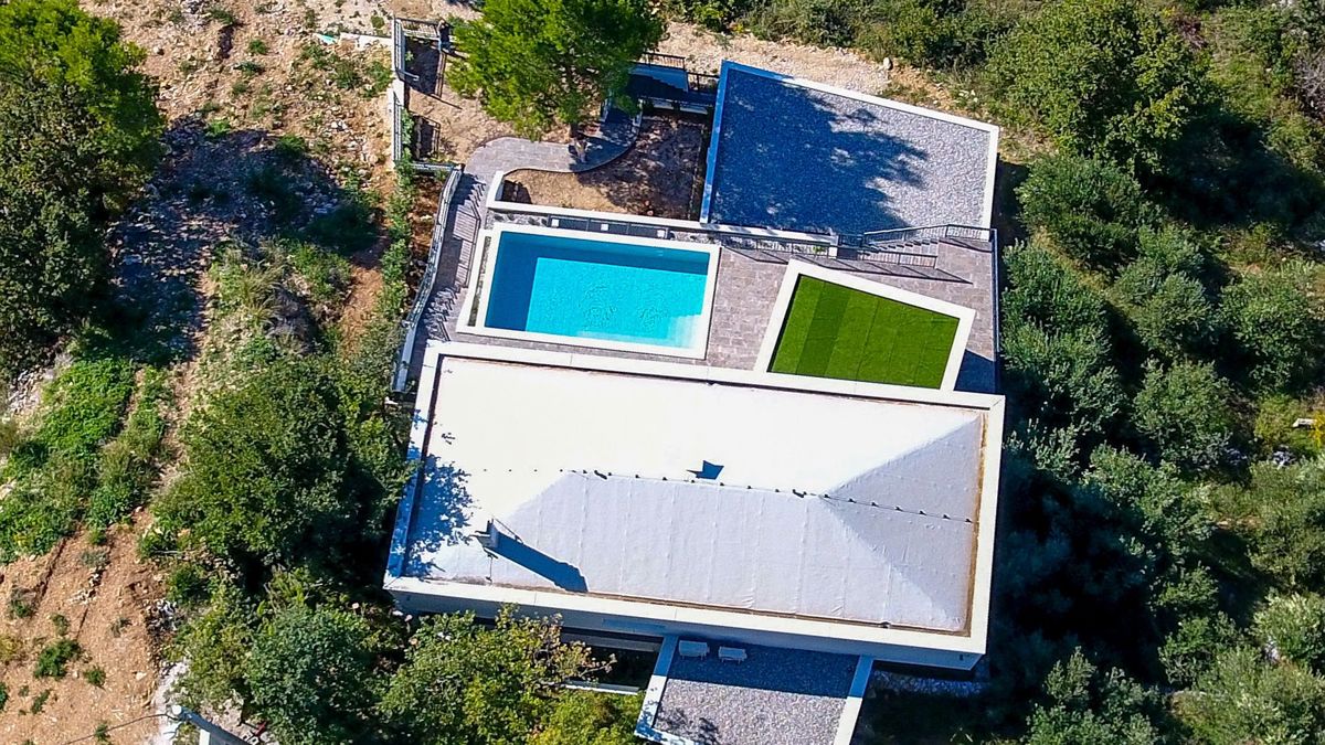 Villa moderna con piscina e vista mare