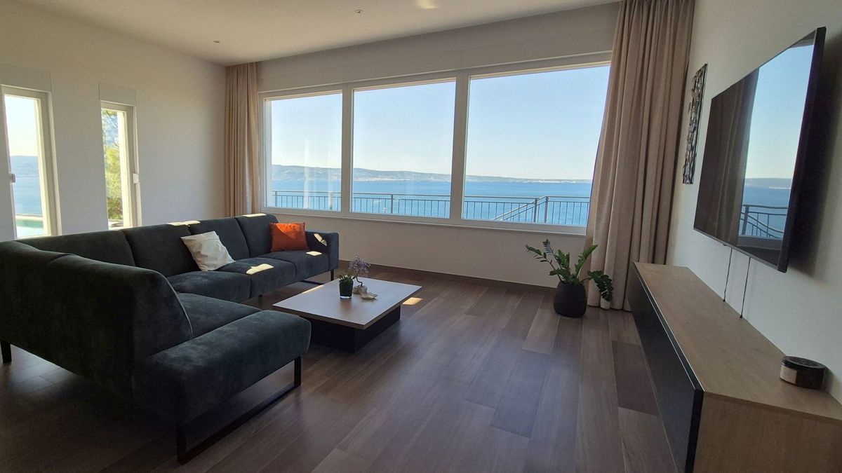 Villa moderna con piscina e vista mare