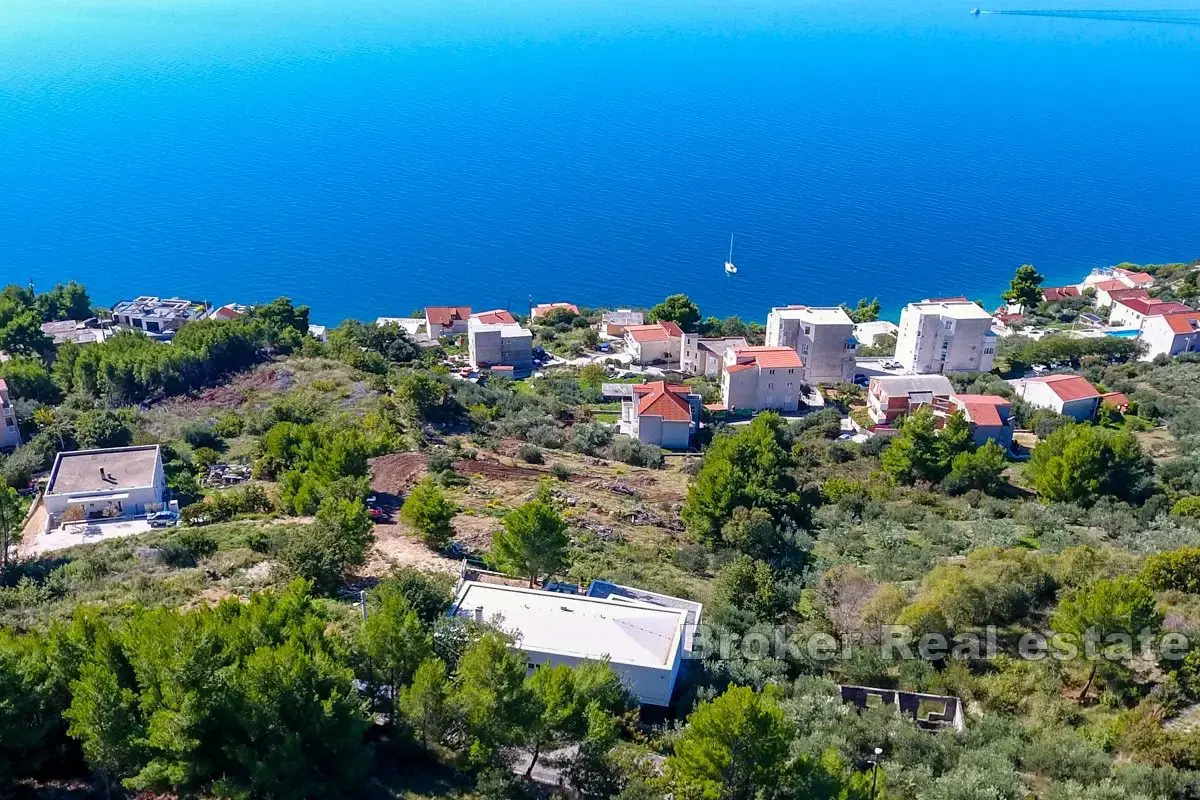 Villa moderna con piscina e vista mare