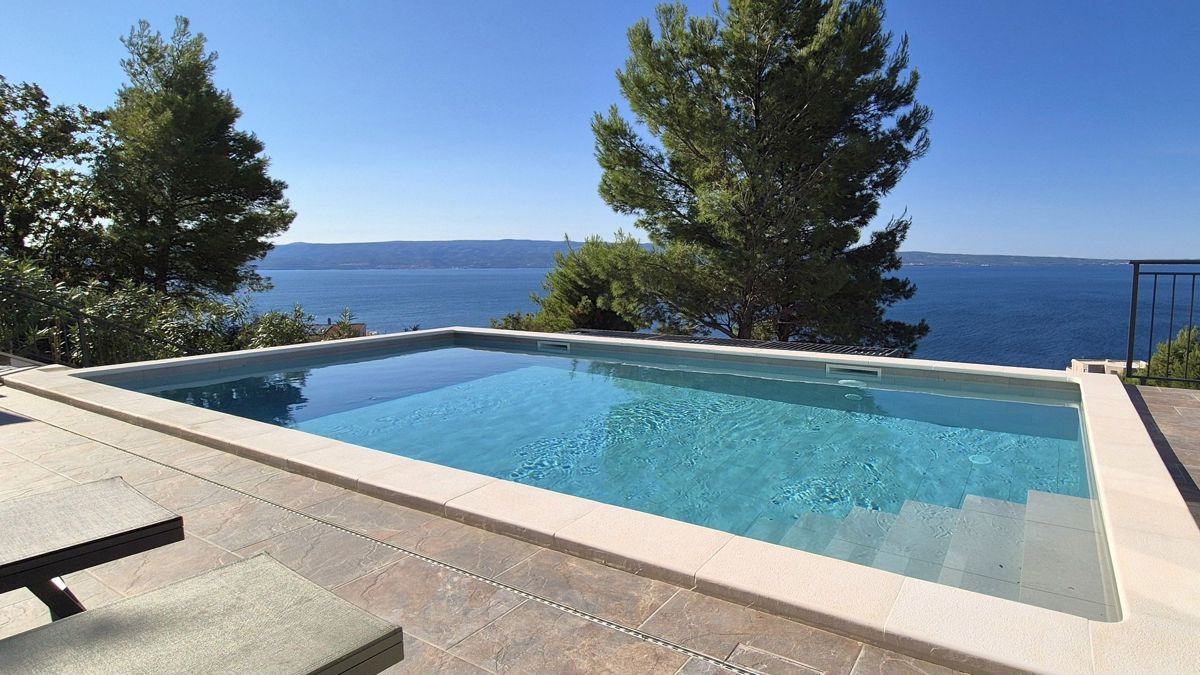 Villa moderna con piscina e vista mare