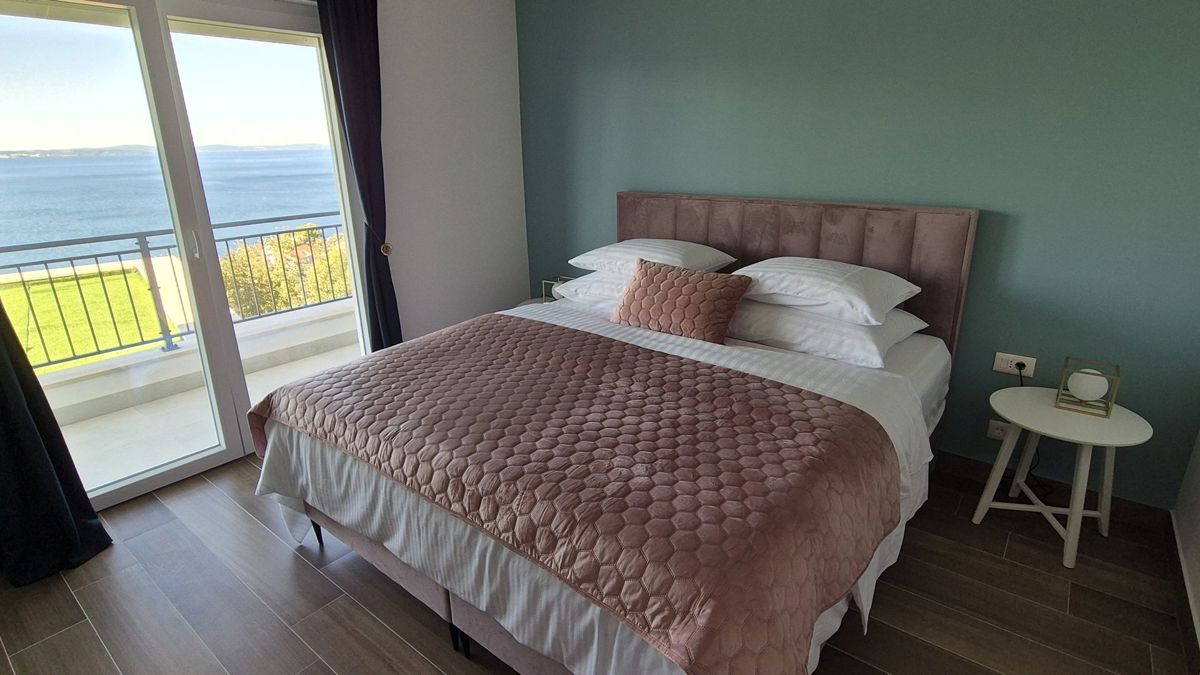 Villa moderna con piscina e vista mare