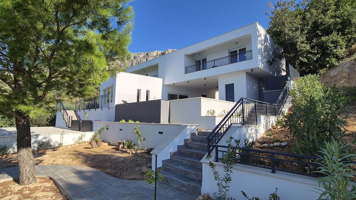 Villa moderna con piscina e vista mare