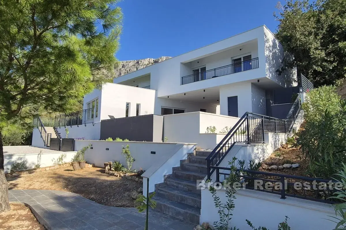 Villa moderna con piscina e vista mare