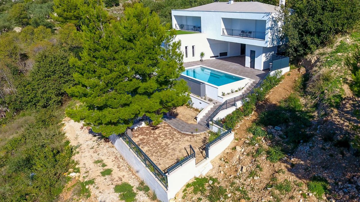 Villa moderna con piscina e vista mare