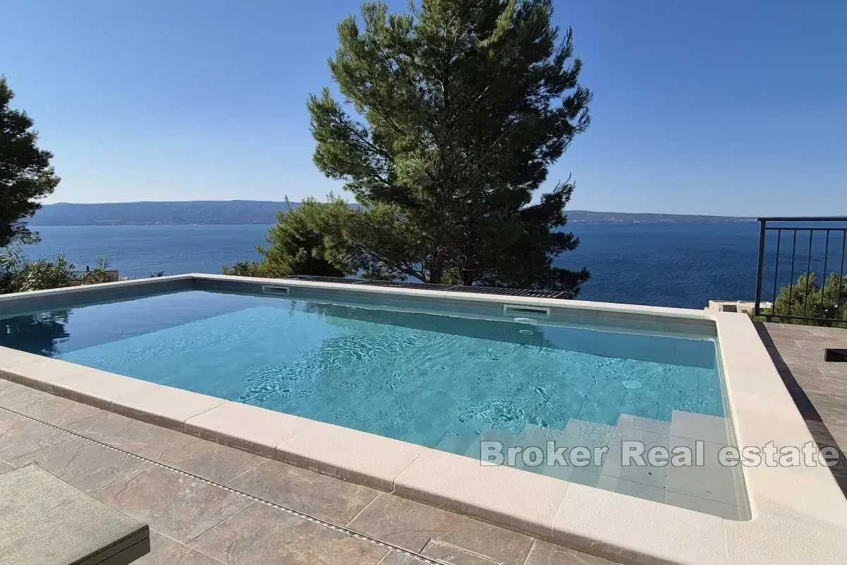 Villa moderna con piscina e vista mare