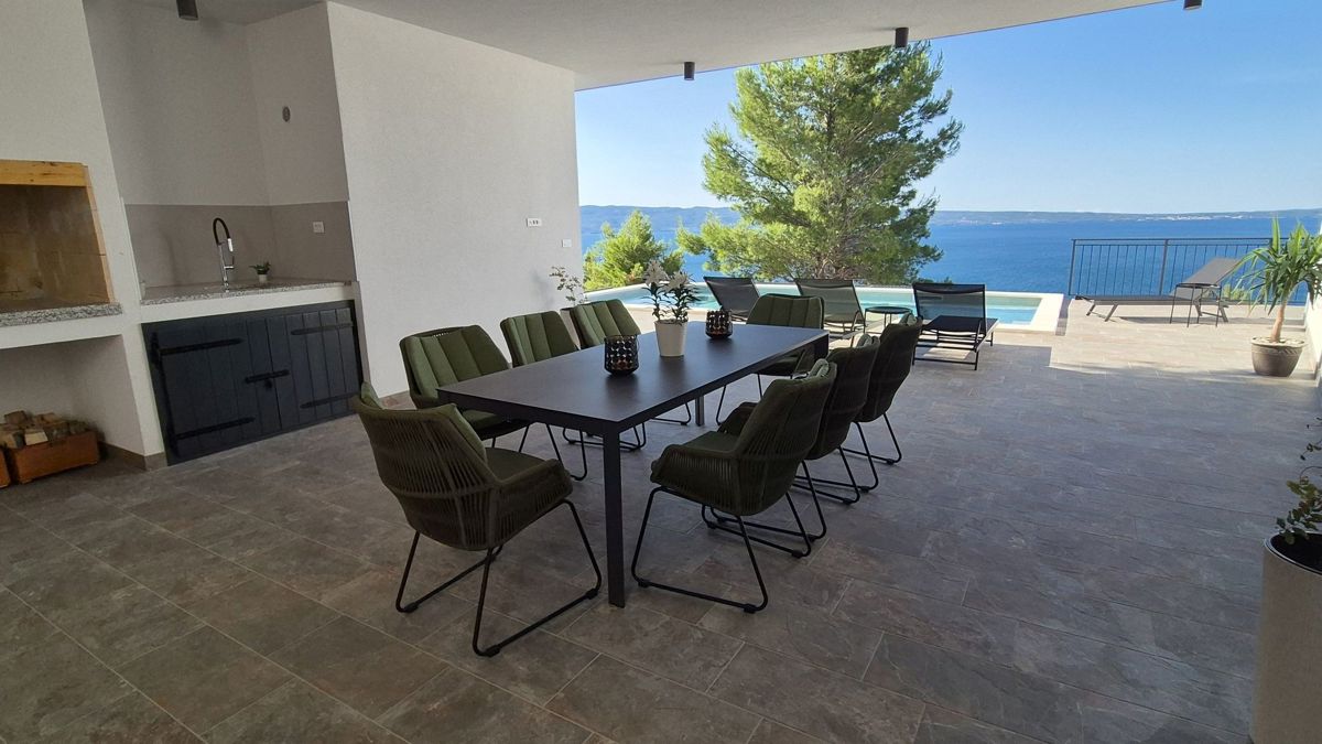 Villa moderna con piscina e vista mare