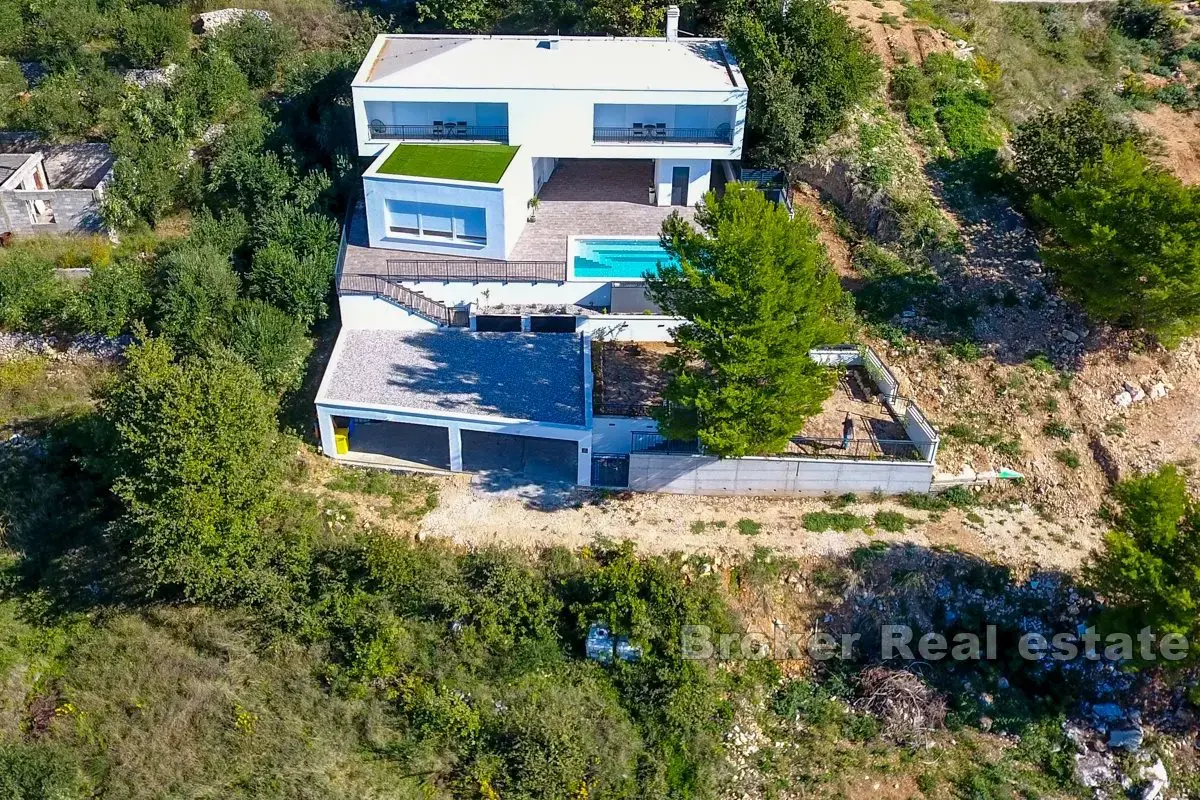 Villa moderna con piscina e vista mare