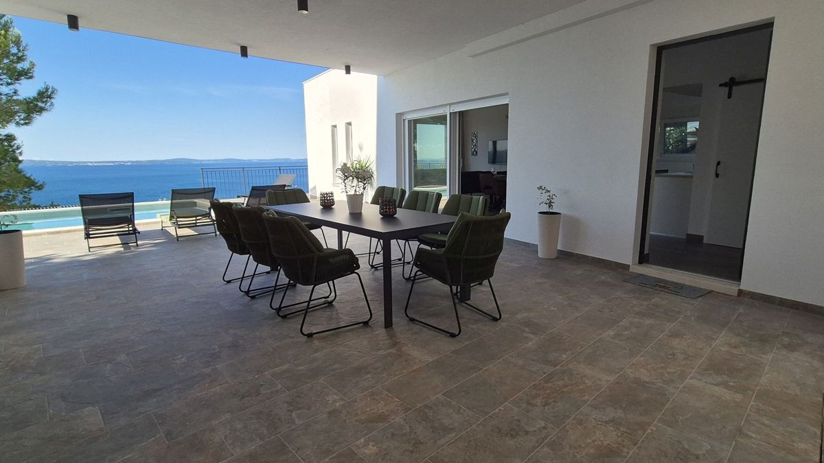 Villa moderna con piscina e vista mare