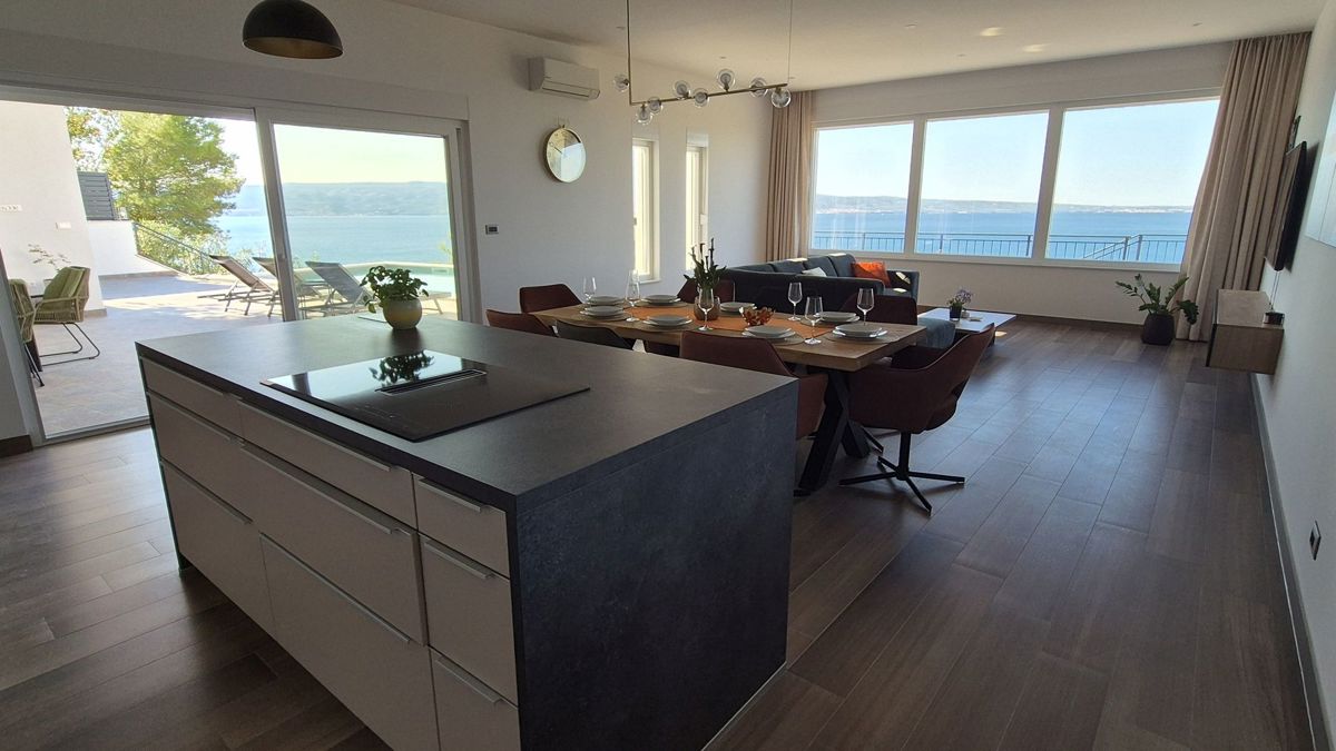 Villa moderna con piscina e vista mare