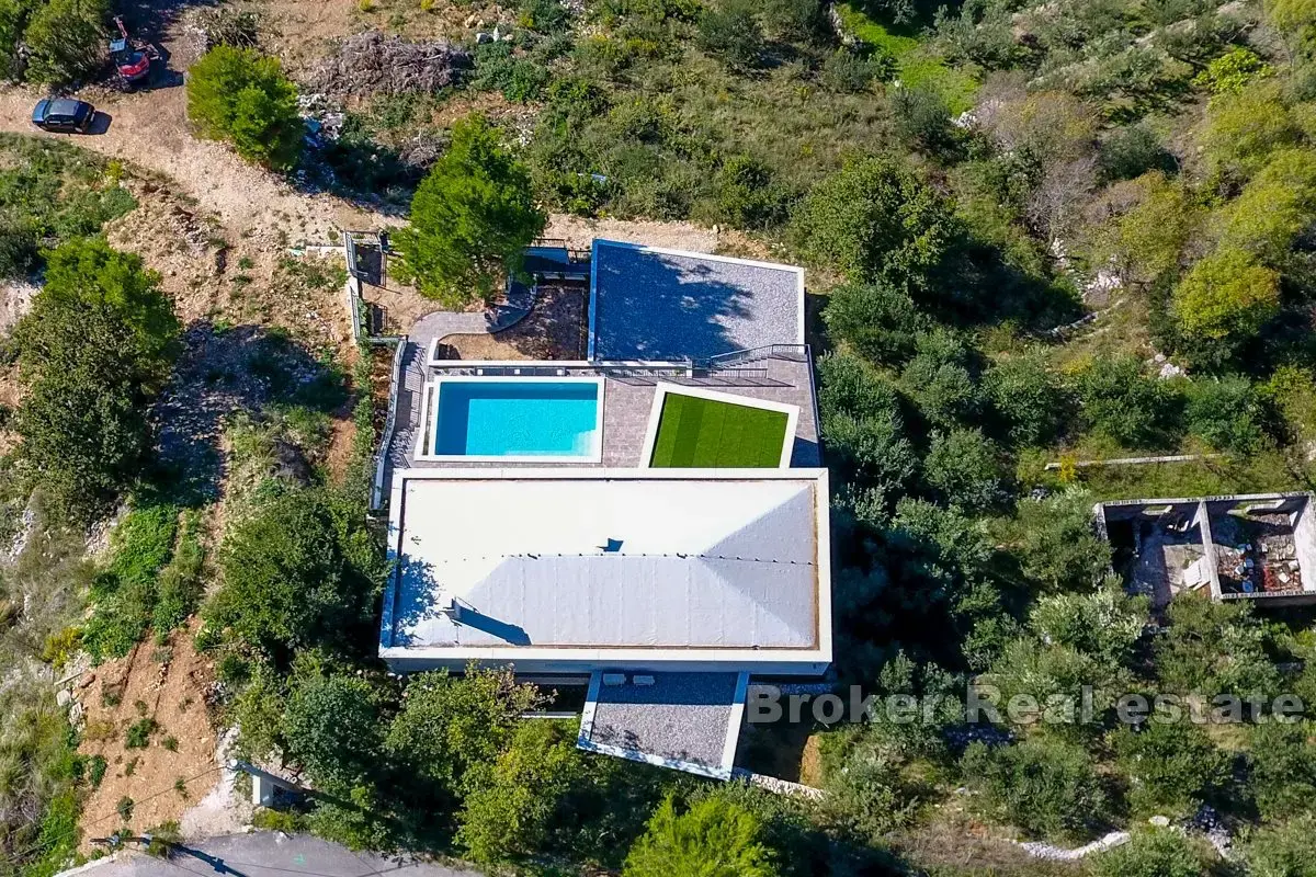 Villa moderna con piscina e vista mare