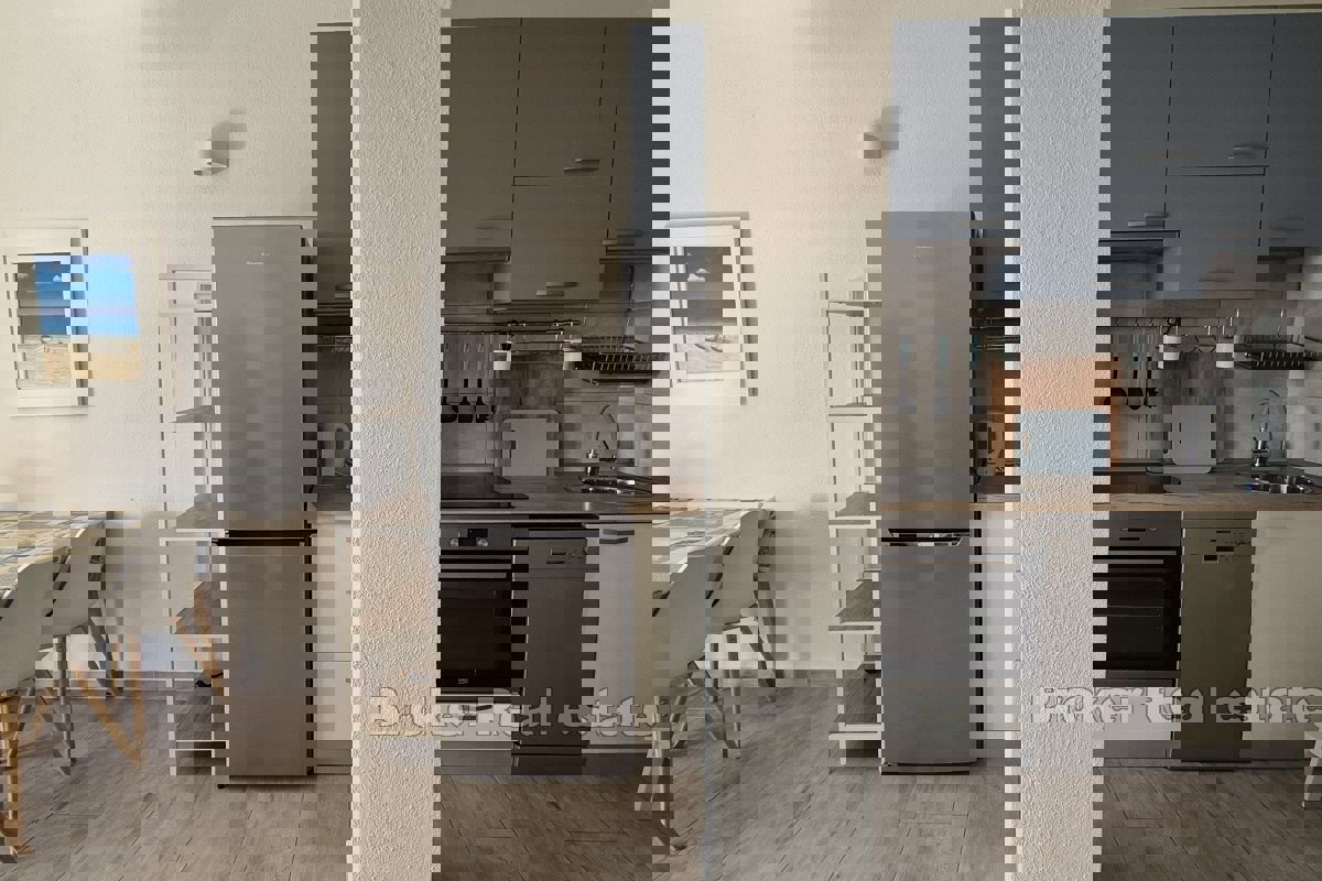 Appartamento ristrutturato con una camera da letto e vista mare