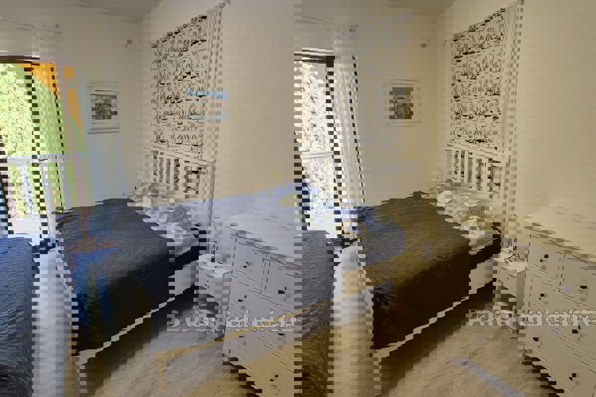 Appartamento ristrutturato con una camera da letto e vista mare