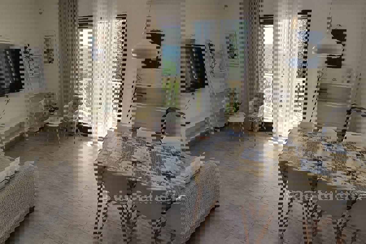 Appartamento ristrutturato con una camera da letto e vista mare
