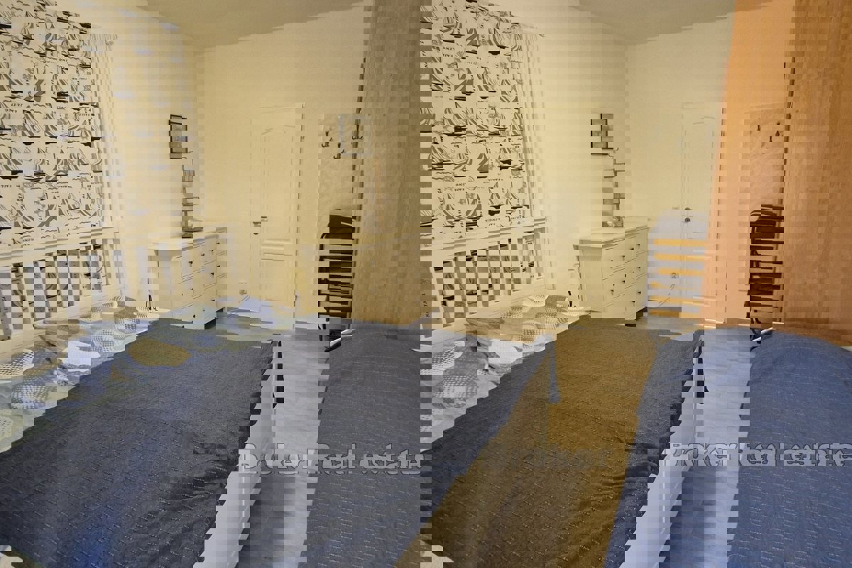 Appartamento ristrutturato con una camera da letto e vista mare
