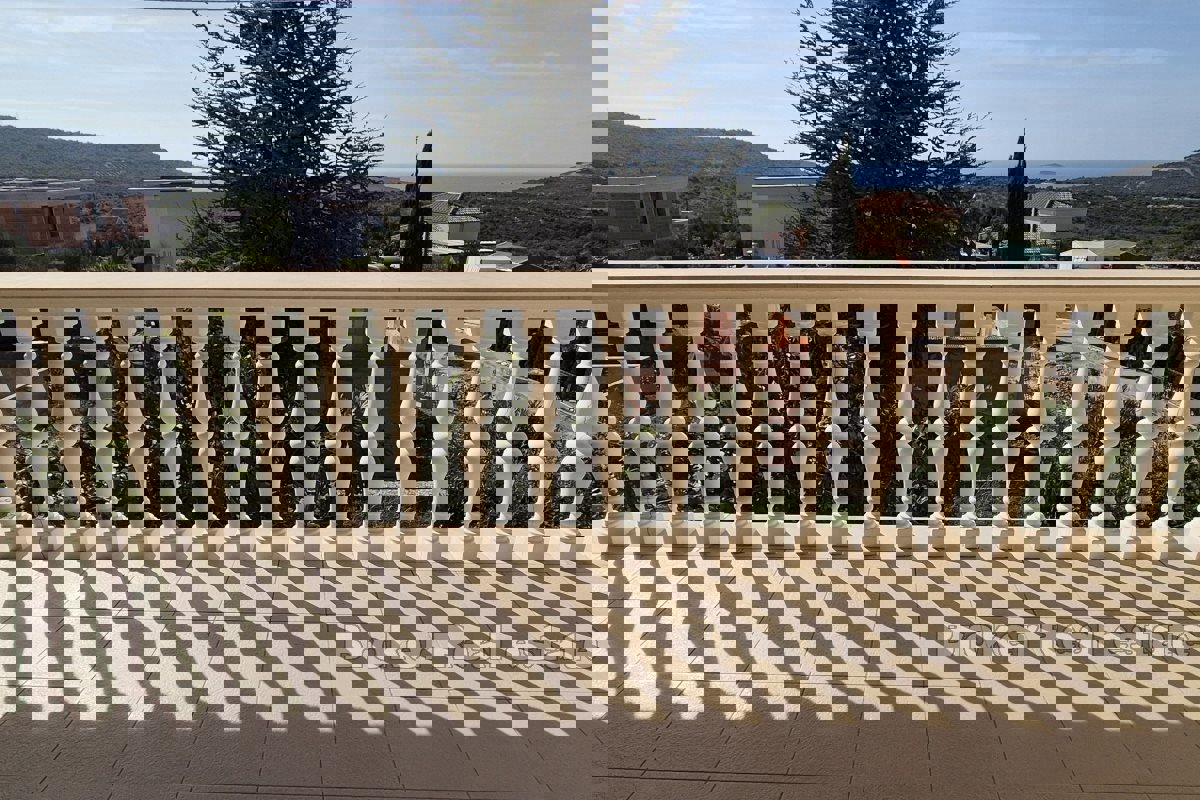 Appartamento ristrutturato con una camera da letto e vista mare