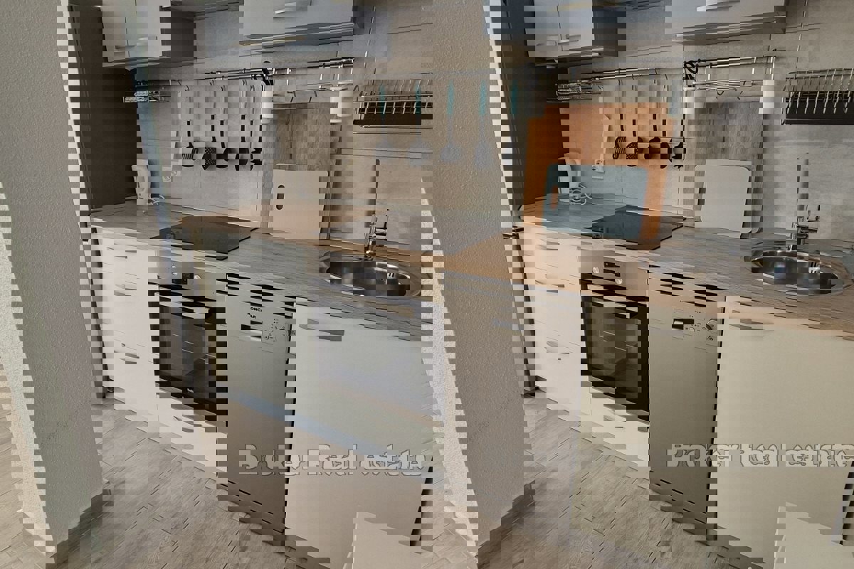 Appartamento ristrutturato con una camera da letto e vista mare