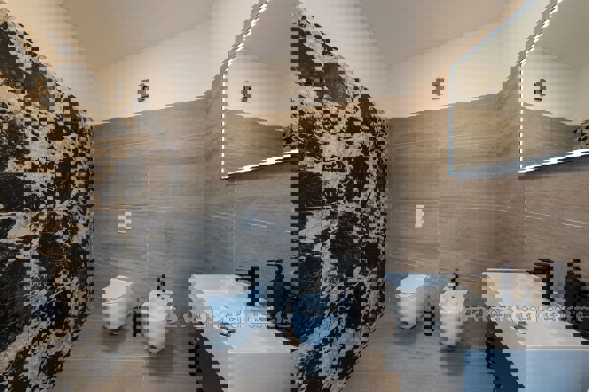 Villa bifamiliare con vista mare e piscina privata