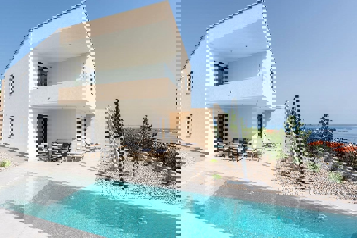 Villa bifamiliare con vista mare e piscina privata