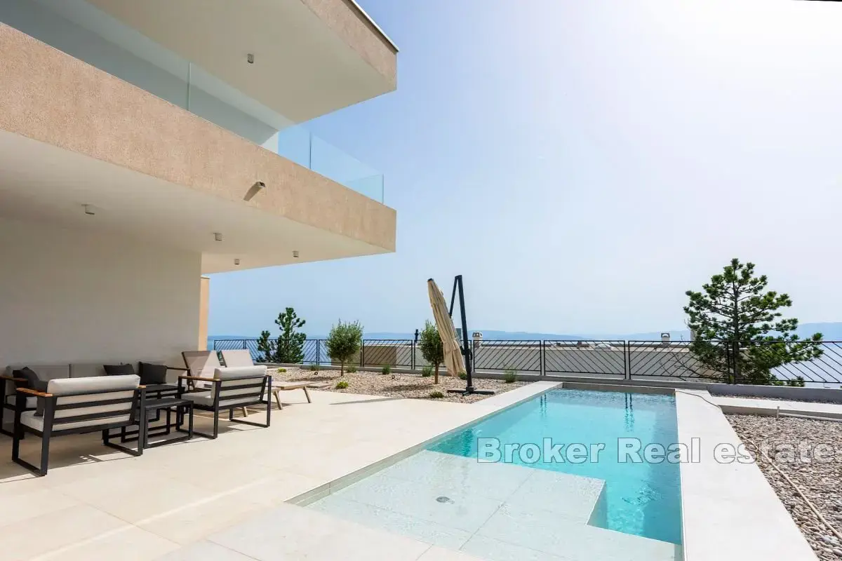 Villa bifamiliare con vista mare e piscina privata