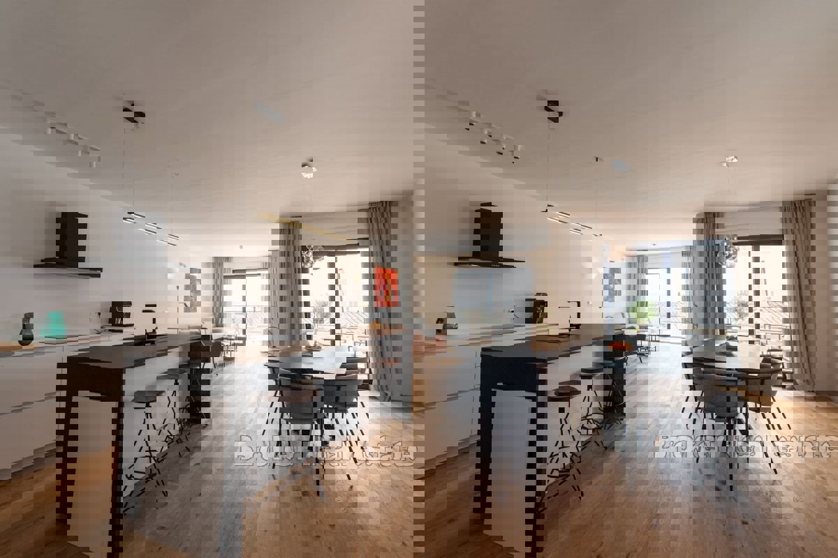 Villa bifamiliare con vista mare e piscina privata