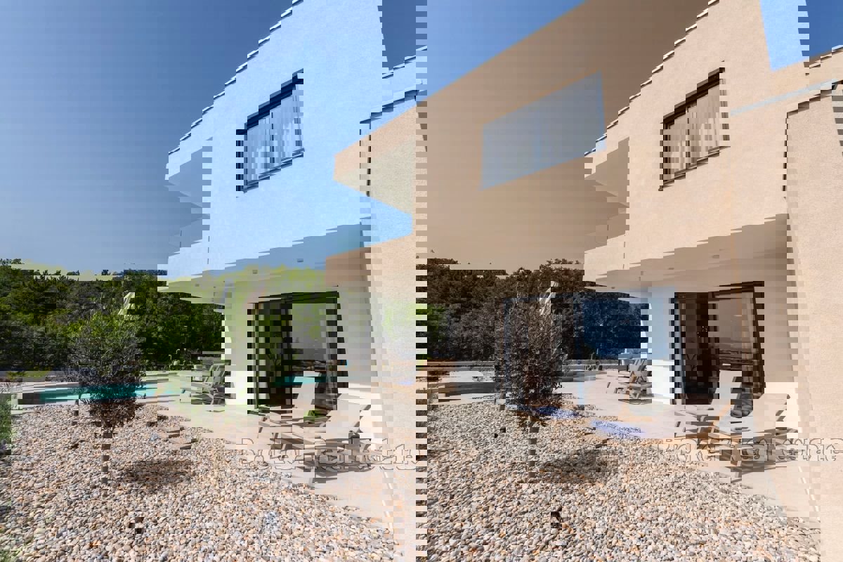 Villa bifamiliare con vista mare e piscina privata