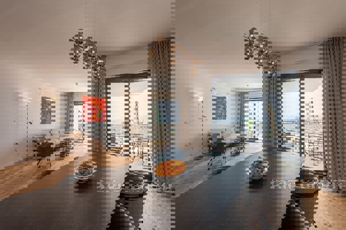 Villa bifamiliare con vista mare e piscina privata