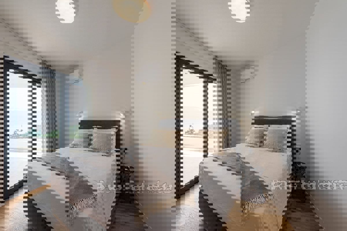 Villa bifamiliare con vista mare e piscina privata