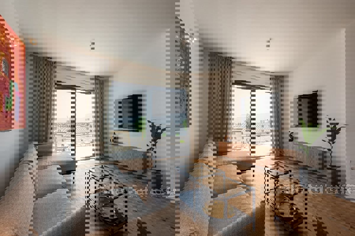 Villa bifamiliare con vista mare e piscina privata