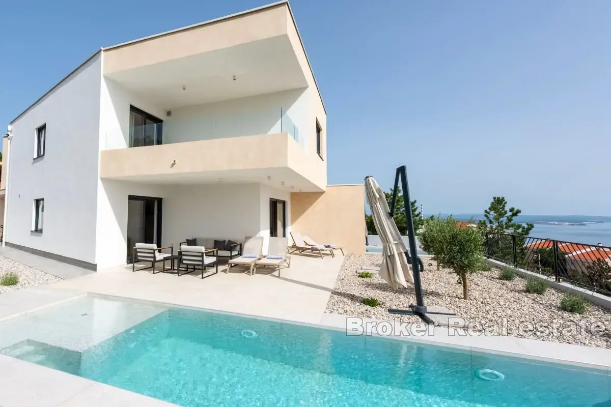 Villa bifamiliare con vista mare e piscina privata