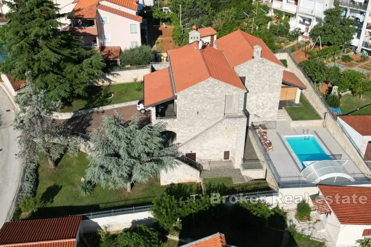 Villa in pietra in una posizione tranquilla