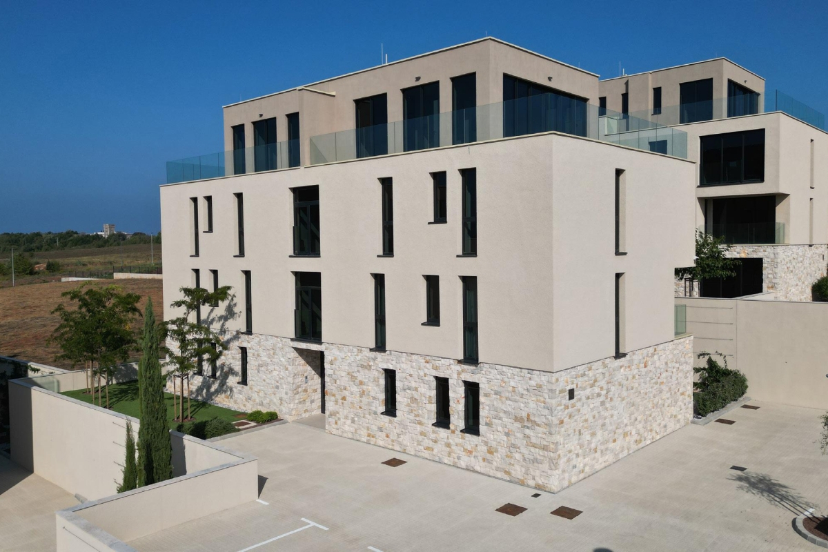Grazioso appartamento con due camere da letto in un nuovo edificio all'interno del resort