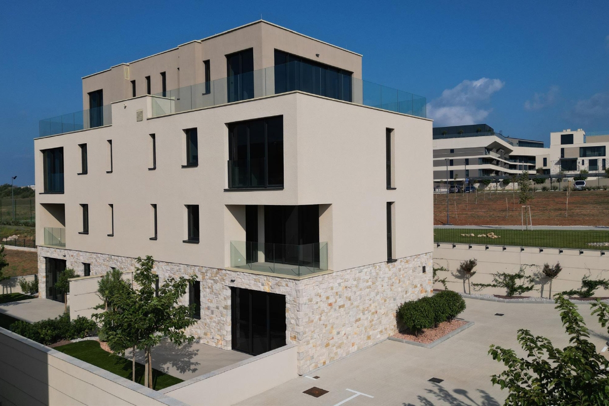 Grazioso appartamento con due camere da letto in un nuovo edificio all'interno del resort