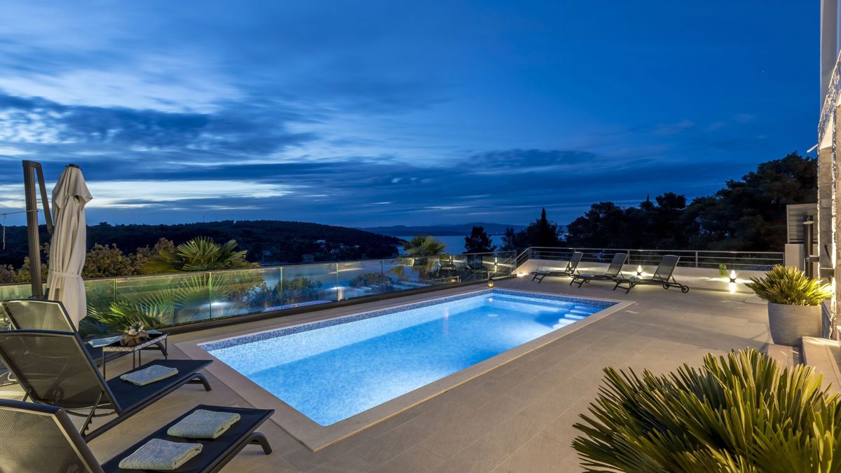 Villa moderna con vista mare