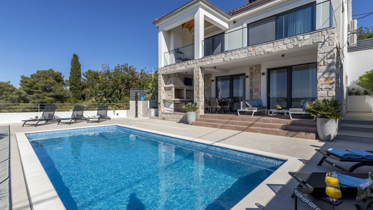 Villa moderna con vista mare