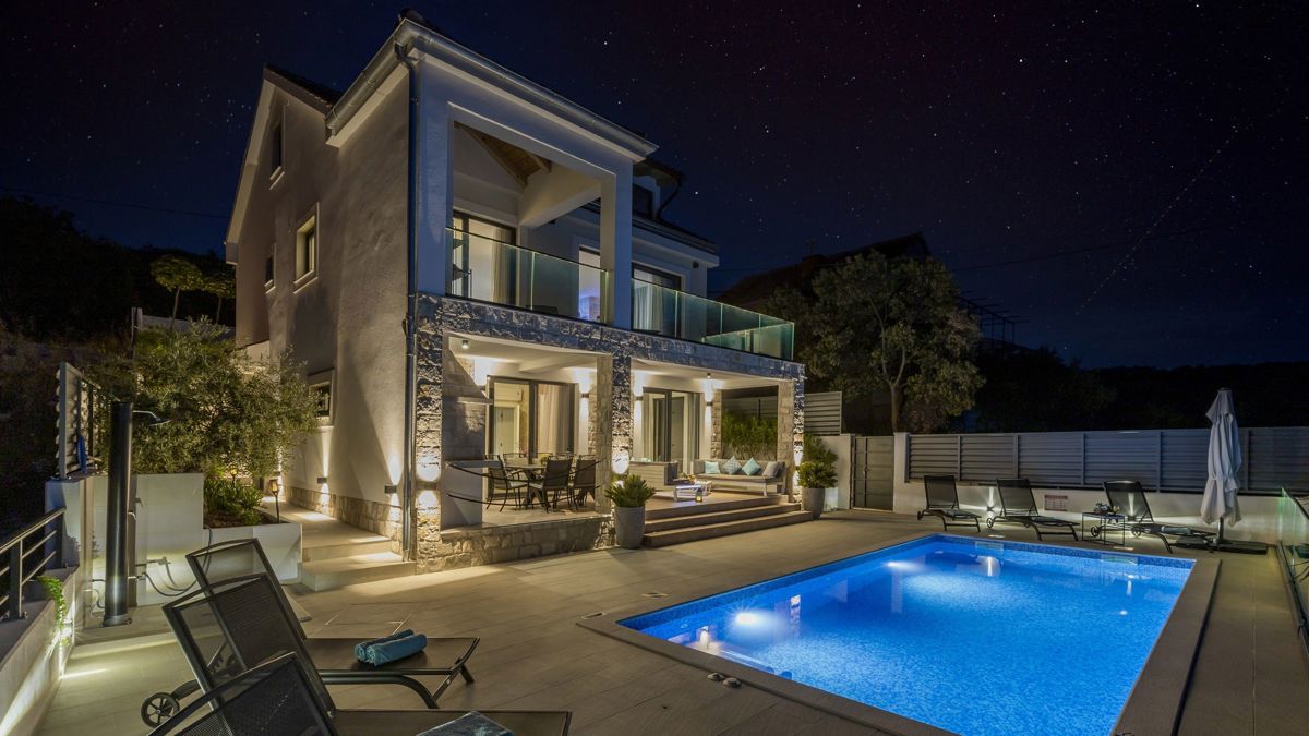 Villa moderna con vista mare