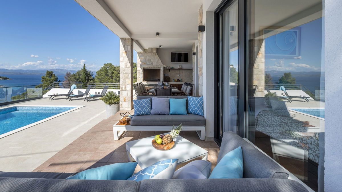 Villa moderna con vista mare