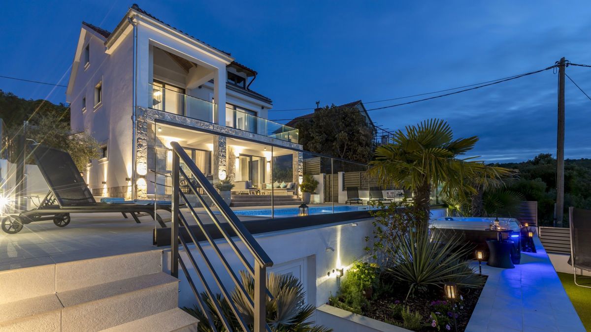 Villa moderna con vista mare