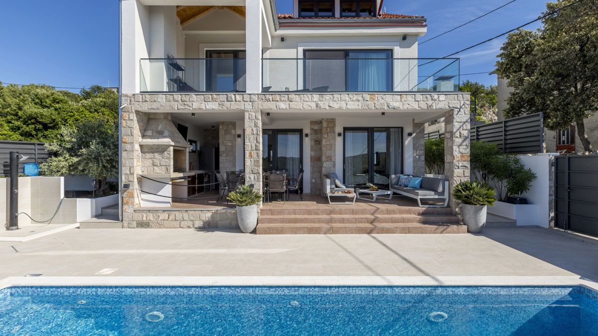 Villa moderna con vista mare