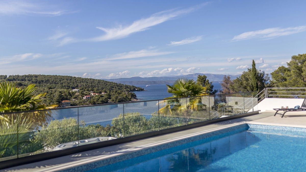 Villa moderna con vista mare