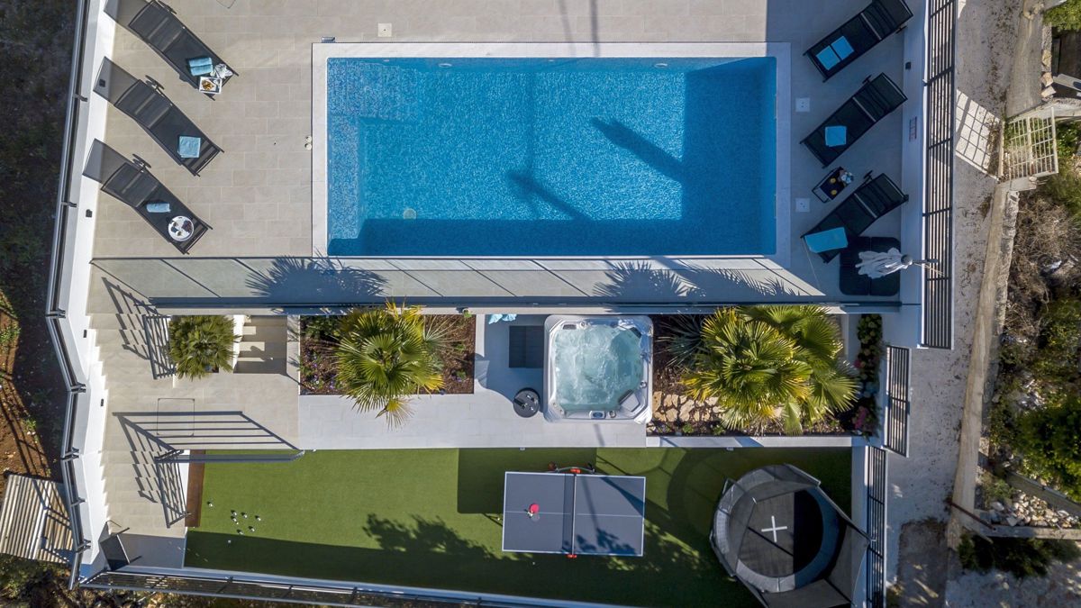 Villa moderna con vista mare